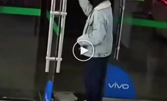 Мышь знает как подкатить к девушке