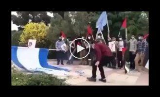 Israeli flag attack on peaceful protester