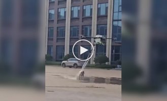 Дрон помыл собаку в Китае