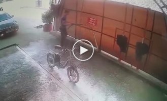 Курьер решил помыть свой электровелосипед, но тот оказался с характером