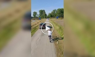 Шокуючий трюк на велосипеді: через дві фури одночасно