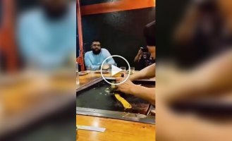 Кухарі розважають клієнтів