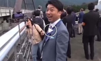 Japanese Shinkansen train flew past journalists at a speed of about 500 km / h