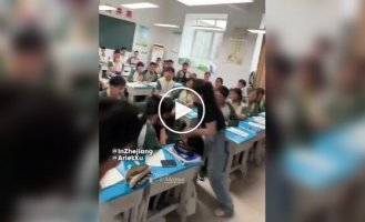 Школьники сымитировала драку, чтобы оригинально поздравить учительницу