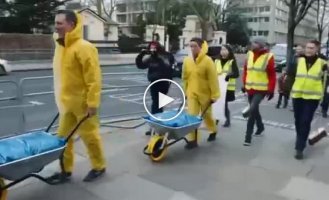 Активісти політичної групи Led By Donkeys, на знак солідарності з Україною, залили вулицю перед посольством РФ у Лондоні