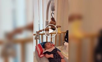 Родители придумали оригинальное применение для вешалки с персонажем из аниме