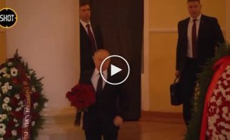 Бункерный политик прощается с одним из своих подданных, Жириновским