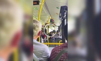 Водій автобуса співає йодль для своїх пасажирів