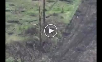A Ukrainian drone spotted a Russian trying to hide from another drone