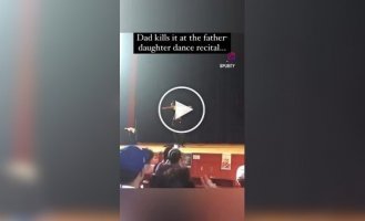 Отец поддержал свою дочь на выступление