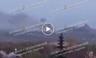 В оккупированном Ирмино Луганcкой области ВСУ попали в склад боеприпасов, сейчас он детонирует