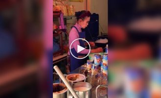 Как готовят сладкий чай с молоком в Таиланде