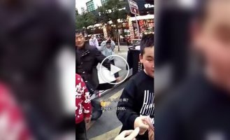 Трое детей нашли 1100 юаней и вернули их полиции