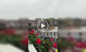 Лодка с помощниками Синтерклааса перевернулась во время парада