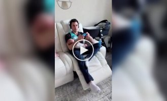Батьки, які встигають грати в ігри, і слідкувати за дітьми