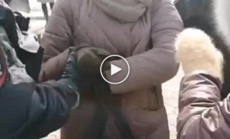 Путинские каратели воюют с женщинами в Иркутске