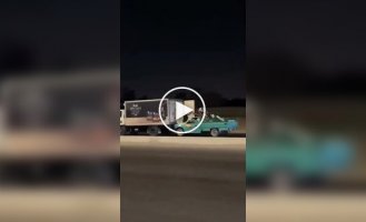 В Египте грабители на ходу обчистили грузовик, устроив трюк как в боевике