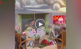 На похоронах супружеской пары устроили танец на пилоне