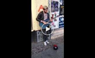 Импровизация известного человека и уличного музыканта