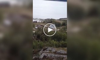 Очевидцы сняли, как оползень уносит в море несколько домов