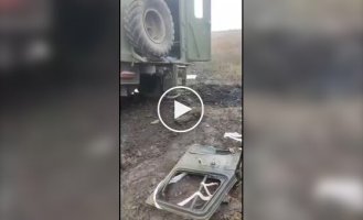 Окупанти розглядають свою знищену вантажівку та тіла ліквідованих соратників
