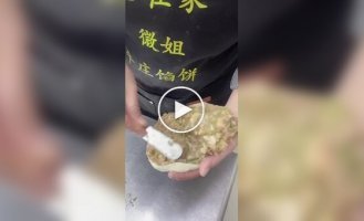 A Chinese chef showed the 99th level of dumpling making