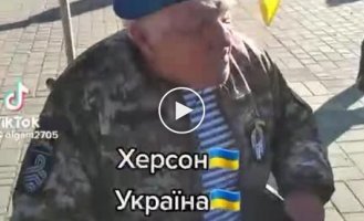 Пам'ятаете дідуся з Херсона, який піднімав бойовий дух місцевим