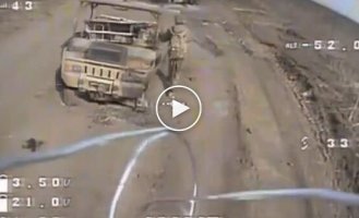 Дрон ганяє окупанта дорогою смерті серед знищеної російської військової техніки
