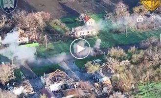 Две российские БМП с оккупантами догорают посреди украинского села