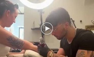 A tattoo artist in Italy came up with an unusual way to distract clients from pain: he simply started singing