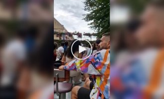 Туристка ударилась головой о мост во время катания на лодке