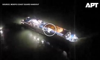 У Південній Кореї пором сіл на мілину через залиплий у телефоні рульовий