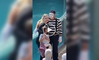 Мим-тролль из океанариума: как мужчина развлекает туристов