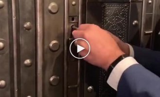 How an Italian safe was opened in the 18th century