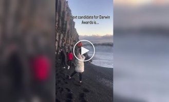 Штормовая волна смыла туристов с пляжа в Исландии