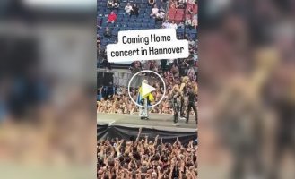 Солист группы Judas Priest Хэлфорд вышел на сцену с украинским флагом