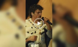 Benson Boone Performs "Bohemian Rhapsody" with Queen Guitarist Brian May