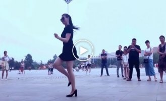 A Chinese woman dances beautifully to a Kazakh song