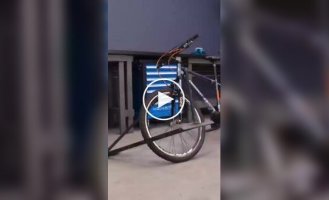 На видео сняли, как сделать катамаран из велосипеда своими руками