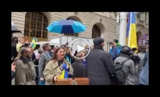 Мэр Нью-Йорка Эрик Адамс торжественно поднял украинский флаг на флагшток в центре города