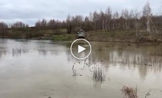 Ukrainian BTR-4 successfully crosses the river
