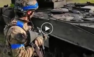 Inspection of the damaged Leopard 2A4