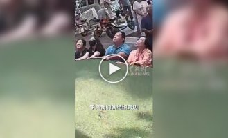 В Китае спасли женщину, которая повисла на уровне третьего этажа