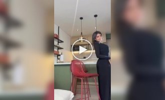 Невероятная гибкость: девушка на стуле показала то, что кажется невозможным