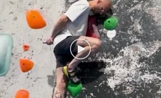 A man climbed a wall without the help of his hands