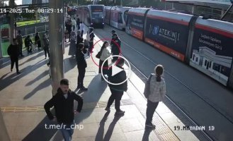 Сотрудник службы безопасности в последний момент спас невнимательную женщину