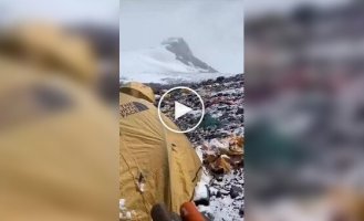 12 тонн фекалій скупчилося на Евересті: туристи продовжують ворожити
