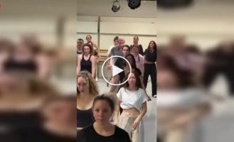 Возраст — не помеха: дедушка зажигает в танцевальной студии