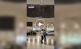 Во время сильного дождя в индийском столичном аэропорту рухнул мембранный зонт