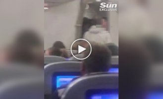 Пьяный пассажир напал на стюардесс, пытавшихся его усмирить